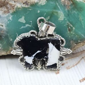 Cow Carved White Buffalo Turquoise 925 Sterling Silver Pendant (RS113-310)