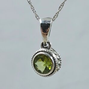 Peridot 925 Sterling Silver Pendant (REXT56-190)