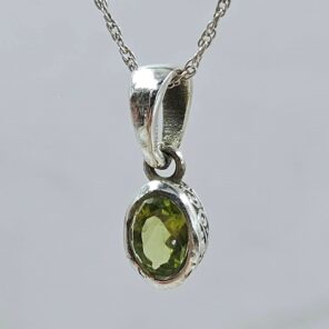 Peridot 925 Sterling Silver Pendant (REXT56-192)