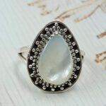 White Mother Of Pearl Size US 8 925 Sterling Silver Ring (REXT68-465)