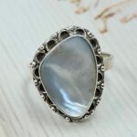 White Mother Of Pearl Size US 8 925 Sterling Silver Ring (REXT68-466)