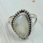 White Mother Of Pearl Size US 7 925 Sterling Silver Ring (REXT68-473)