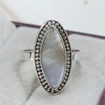 White Mother Of Pearl Size US 8 925 Sterling Silver Ring (REXT68-469)