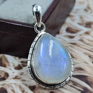 Rainbow Moonstone 925 Sterling Silver Pendant (REXT111-122)